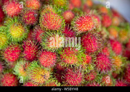 Frische Litschis zum Verkauf auf der Straße in Ho Chi Minh City (Saigon), Vietnam Stockfoto