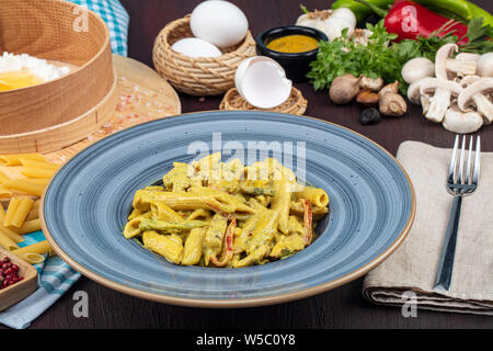 Penne Pasta, Nudeln mit Curry Sauce italienisches Essen. Konzept für eine leckere und gesunde Mahlzeit. Ansicht von oben. Kopieren Sie Platz. Stockfoto