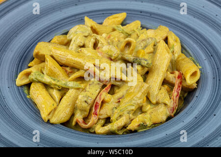 Penne Pasta, Nudeln mit Curry Sauce italienisches Essen. Konzept für eine leckere und gesunde Mahlzeit. Ansicht von oben. Kopieren Sie Platz. Stockfoto