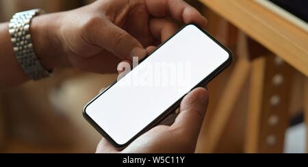 Nahaufnahme von Mann mit Smartphones im Büro Stockfoto