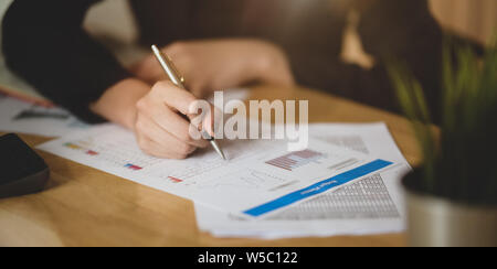 Zwei Geschäftsleute arbeiten mit neuen Startprojekt in modernen Büro Stockfoto