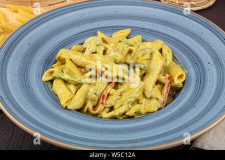 Penne Pasta, Nudeln mit Curry Sauce italienisches Essen. Konzept für eine leckere und gesunde Mahlzeit. Ansicht von oben. Kopieren Sie Platz. Stockfoto