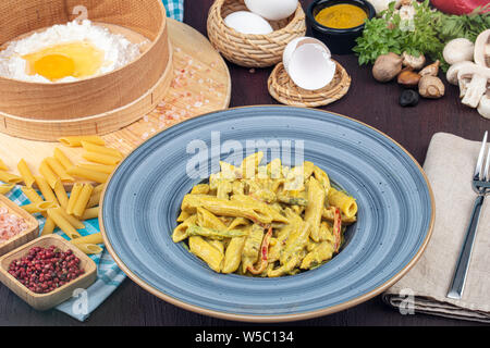 Penne Pasta, Nudeln mit Curry Sauce italienisches Essen. Konzept für eine leckere und gesunde Mahlzeit. Ansicht von oben. Kopieren Sie Platz. Stockfoto