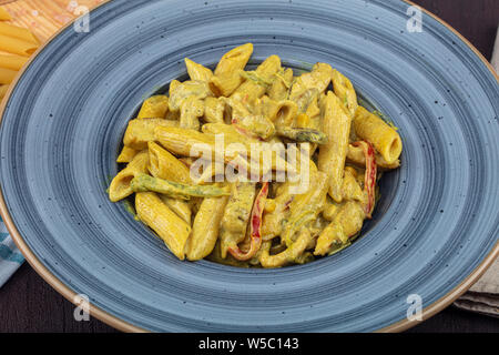 Penne Pasta, Nudeln mit Curry Sauce italienisches Essen. Konzept für eine leckere und gesunde Mahlzeit. Ansicht von oben. Kopieren Sie Platz. Stockfoto