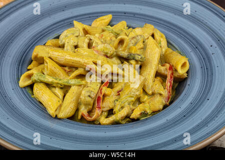 Penne Pasta, Nudeln mit Curry Sauce italienisches Essen. Konzept für eine leckere und gesunde Mahlzeit. Ansicht von oben. Kopieren Sie Platz. Stockfoto