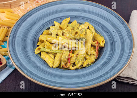 Penne Pasta, Nudeln mit Curry Sauce italienisches Essen. Konzept für eine leckere und gesunde Mahlzeit. Ansicht von oben. Kopieren Sie Platz. Stockfoto