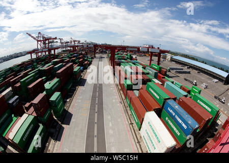 Portalkran und Portal Container Kran Arbeit in Kaohsiung, Taiwan. Stockfoto