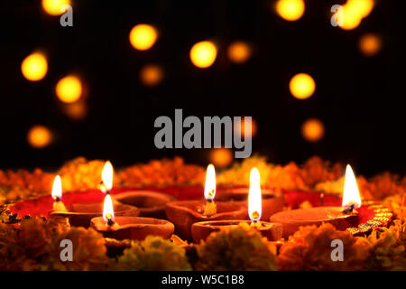 Diwali Diyas brennen Stockfoto