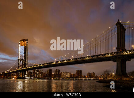 BROOKLYN, NEW YORK, May 27, 2018: Manhattan Bridge, wie von Dumbo Park gesehen kurz vor Sonnenuntergang Stockfoto