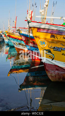 ED - Colombo, Sri Lanka - 2019-30-19 - Fischerboote Line up am Ende des Tages mit Wasser Reflexionen. Stockfoto