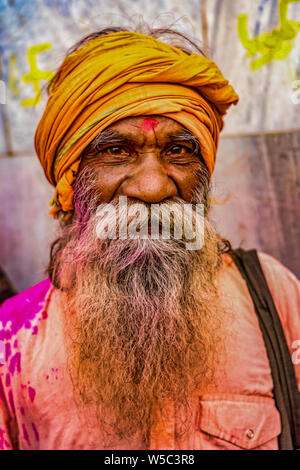 Barsana, Indien - 23. Februar 2018 - der alte Mann mit dem grauen Bart und gelbe Turbin ruht während Holi Festival Stockfoto