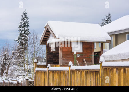 Storage sheld auf Hinterhof im Schnee Stockfoto