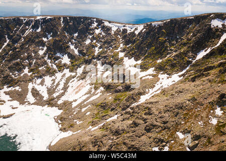 Ultra Wide Panorama der Horizont. Berge mit Schnee gegen den blauen Himmel bedeckt. Tolle Aussicht auf die grünen Berge aus der Sicht Stockfoto