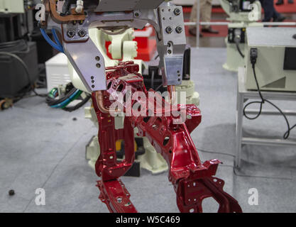 Automatisierte Roboterarm Punktschweißen in der Automobilindustrie Stockfoto