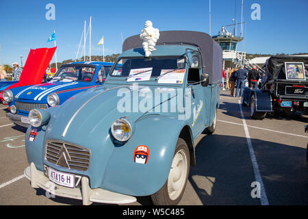 Citreon 2cv Van mit klassischen Michelin Mann auf dem Dach des Van an einem Sydney Classic Car Show, Australien montiert Stockfoto