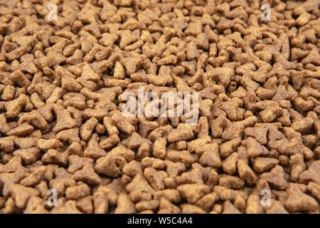 Close-up von pet-Trockenfutter. Stapel von Katze oder Hund pellets Stockfoto