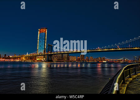 BROOKLYN, NEW YORK, May 27, 2018: Manhattan Bridge, wie von Dumbo Park gesehen kurz nach Sonnenuntergang Stockfoto