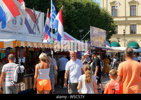 Karlstad, Schweden - Juli 26, 2019: Blick auf einem überfüllten Marktplatz Gastgeber einer internationalen Veranstaltung. Stockfoto