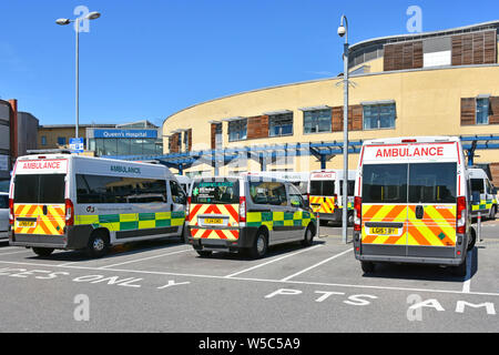 Zurück Blick auf verschiedene Patienten Lieferung healthcare Krankenwagen vor dem Haupteingang NHS Königin-Krankenhaus Romford Havering East London England UK geparkt Stockfoto