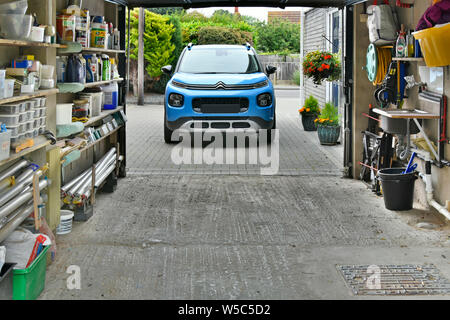 Citroen Aircross C3 SUV & Einfahrt, Garage für Auto und Haushalt Lagerung von home Utensilien Werkzeuge & Garten Chemikalien England Großbritannien zu Haus Stockfoto