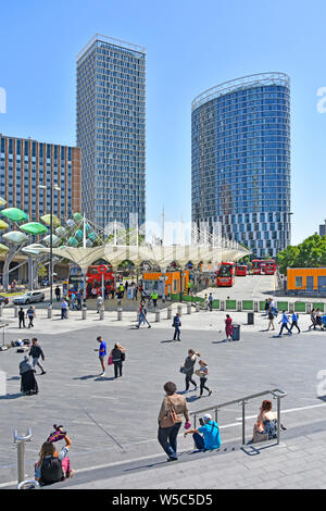 Öffentlicher Verkehr Bus & Bahn Bahnhofshalle mit modernen Hochhaus Wolkenkratzer apartment building & Office Block Stratford East Skyline von London Großbritannien Stockfoto