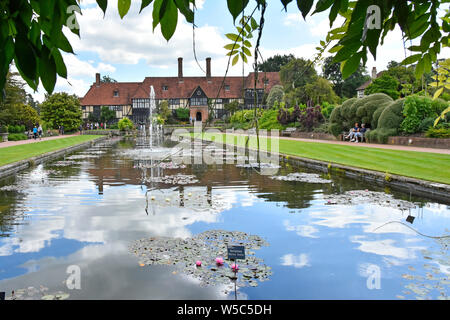 RHS Wisley Garten & The Manor House Laborgebäude rasen Springbrunnen Wasserspiel in Kanal von Seerose Pavilion View Plattform Surrey England Großbritannien Stockfoto