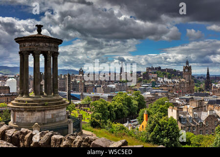 Blick vom Hügel mit der Caltoun Dugald Steward Denkmal über die historische Altstadt mit Burg von Edinburgh, Edinburgh, Schottland, Vereinigtes Königreich Stockfoto