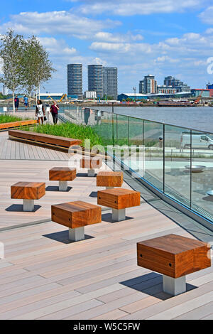 Holz sitzen auf "Die Flut' Brücken eine lineare Park links Themse Riverside mit High Line Spaziergänge um Greenwich Peninsula South London England Großbritannien Stockfoto