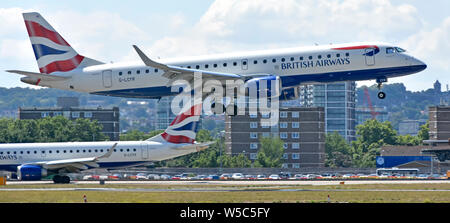 Seitenansicht British Airways Flugzeug Landung Flughafen London City BA ebene Rollen bereit für die Gehäuse über Silvertown Newham East London Großbritannien Stockfoto