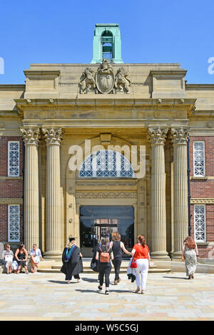 Edge Hill Campus der Universität Eingang Familie & Freunde am Tag der Promotion Veranstaltungen studentische Ausbildung grad Ormskirk Lancashire England Großbritannien zu bestätigen Stockfoto