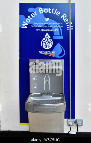 Trinkwasser Flasche befüllen Brunnen kostenfrei am Bahnhof von Network Rail helfen, Wiederverwendung und Kunststoffabfällen Verschmutzung Liverpool England UK cut Stockfoto