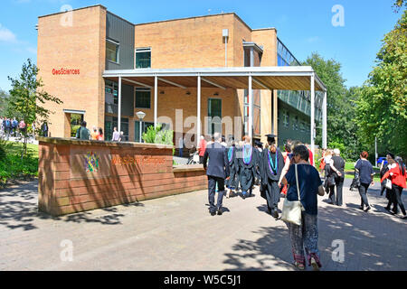 Edge Hill Campus der Universität Studenten Familie & Freunde an der Staffelung Tag Veranstaltungen für Studenten Ausbildung grad Ormskirk Lancashire England Großbritannien bestätigen Stockfoto