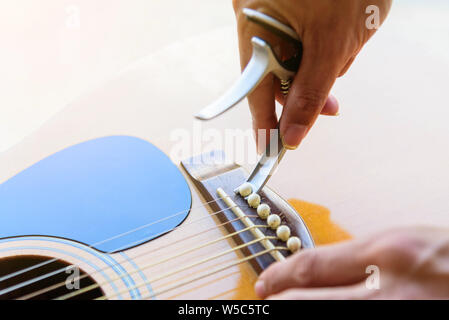 Akustik Gitarre bridge Stift entfernen von Capo Optionen Stockfoto