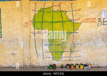 Eine handgemalte Karte von Afrika an der Wand, Darstellung von Breitengrad und Längengrad, Debre Berhan, Äthiopien Stockfoto