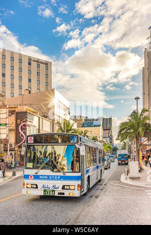 Kokusai-dori Straße, was bedeutet internationale Straße, in der sich die Stadt Naha nicht Schritt Bus fährt. Stockfoto