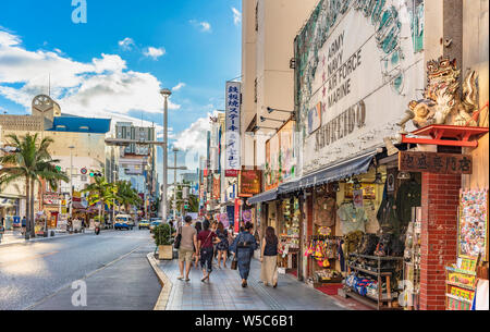 Kokusai-dori Straße, was bedeutet internationale Straße mit zwei shisa lion Skulpturen in der Stadt Naha in Okinawa eingerichtet Stockfoto