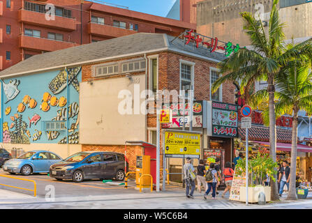 Kokusai-dori Straße, was bedeutet internationale Straße sehr beliebt bei Touristen in der Stadt Naha in Okinawa Stockfoto