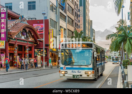 Kokusai-dori Straße, was bedeutet internationale Straße, in der sich die Stadt Naha nicht Schritt Bus fährt. Stockfoto