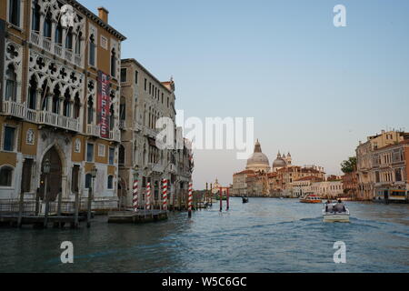 Venedig, Italien - Canal Grande mit historischen Basilika di Santa Maria della Salute im Hintergrund Stockfoto