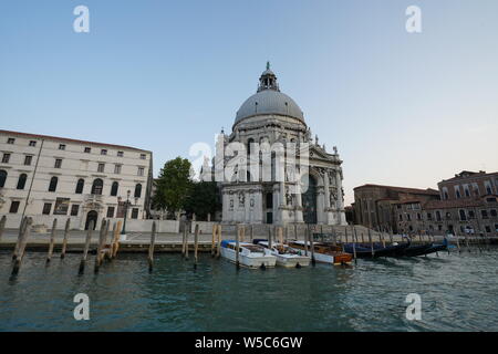 Venedig, Italien - Der Canal Grande mit historischen Basilika di Santa Maria della Salute im Hintergrund Stockfoto
