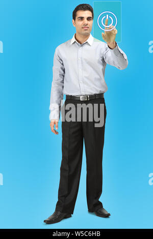 Geschäftsmann, die Ein-/Ausschalttaste auf erweiterte Touch-Screen-Oberfläche zu berühren Stockfoto