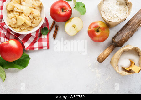 Zutaten und Werkzeuge für einen Apfelkuchen. Saisonale süßes Gebäck Hintergrund mit kopieren. Stockfoto