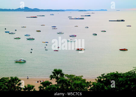 Genießen Gruppe von Menschen Picknick am Strand am Abend, Pattaya, Thailand Stockfoto