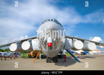 Schukowski, Russland - Juli 20, 2017: eine Schwere militärische Transportflugzeuge IL-76 MD-90 eine Nahaufnahme. Fragment der MAKS-2017 air show Exposition Stockfoto