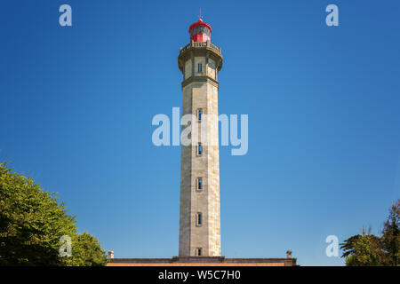Französische "Phare des Baleines" Leuchtturm auf 'Re'Insel Frankreich, blauer Himmel. Stockfoto