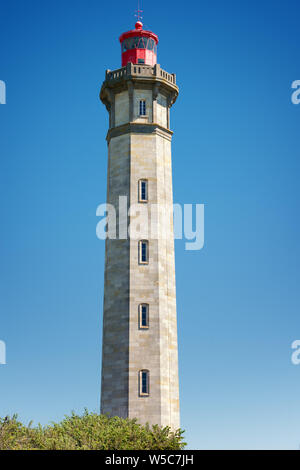 Französische "Phare des Baleines" Leuchtturm auf 'Re'Island, Frankreich, blauer Himmel. Stockfoto