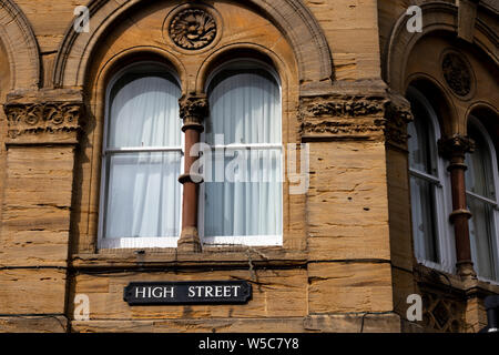 High Street Road name auf historischen Gebäude im Zentrum der Stadt Stockfoto