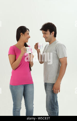 Paar Kaffee und lächelnd Stockfoto