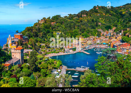 Beliebte touristische und Reiseziel. Malerischer Blick von der braunen Schloss, Portofino alten Fischerdorf mit wunderschönen Bucht und Hafen,