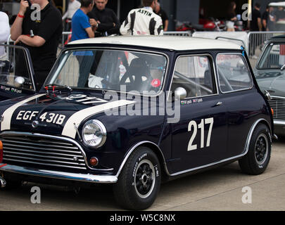 Silverstone, Großbritannien, 26. Juli 2019, Minis bereiten sich in der Pitts als Silverstone Classic öffnet sich für drei spektakuläre Zeit der Rennen. Stockfoto